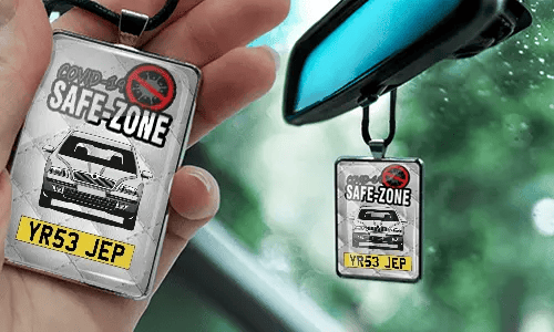 Auto-Safezone-Anhänger mit Weiß Leder Hintergrund nd Lederkette im Wagen Safezone-Anhänger