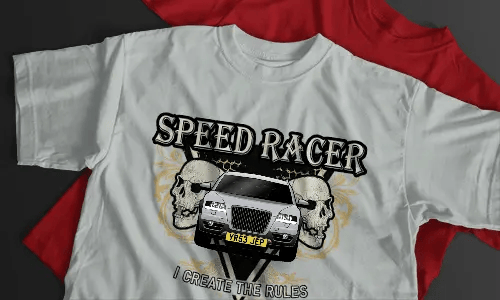 Weißes T-Shirt mit SPEED RACER Schriftzug, silberner BMW-Grafik, zwei Schädeln, gelben Ornamenten und schwarzem Hintergrund