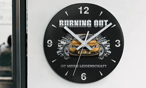 Wanduhr mit Motorrad- und Motorgrafik, Schriftzug BURNING OUT IST MEINE LEIDENSCHAFT auf schwarzem Zifferblatt