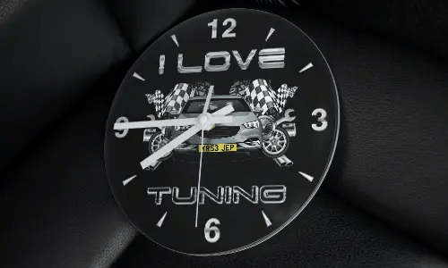 Wanduhr mit getuntem Auto, Zielflaggen, Rädern und Schriftzug I LOVE TUNING auf schwarzem Hintergrund