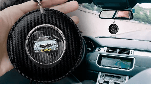 autospiegelanhänger mit foto carbon in der Hand individualisierter autospiegelanhänger