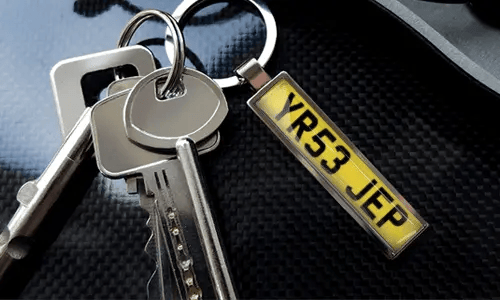 Sleutelhanger met auto-illustratiependant en metalen ring