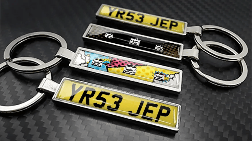 Metalen sleutelhangers in stripstijl met auto-illustraties en gepersonaliseerd kentekenontwerp