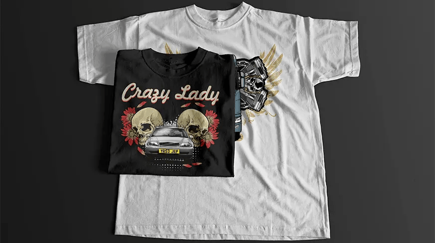 Schwarzes T-Shirt mit stilisierter Auto-Front, Schädeln, Motorteilen, goldenen Flügeln und BORN TO DRIVE Banner