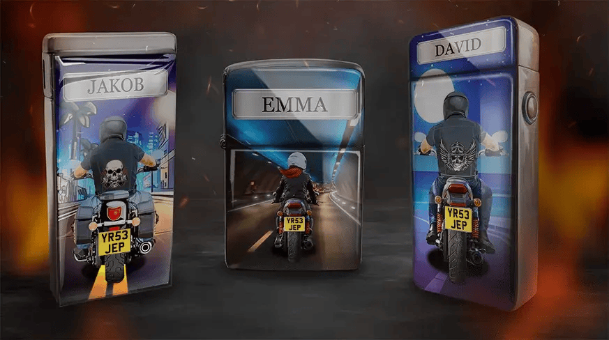 Drei Feuerzeughüllen zeigen Motorradfahrer von hinten, jeweils mit den Namen Jakob, Emma und David. Hintergründe: städtische Nachtlandschaft, Tunnel und mondbeschienene Szenerie. Energetische Atmosphäre.