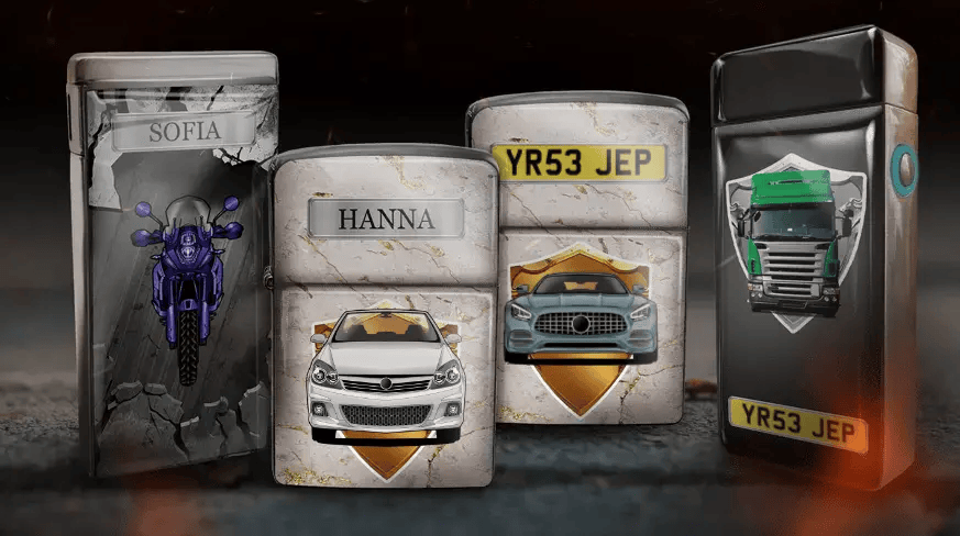 Sammlung dekorativer Dosen mit Fahrzeugmotiven auf marmorähnlichem Hintergrund. Die Dosen zeigen ein Motorrad, blaue und rote Autos sowie einen grünen LKW mit Kennzeichen. Die Namen „SOFIA“ und „HANNA“ sind sichtbar, was ein elegantes und stilvolles Design vermittelt.